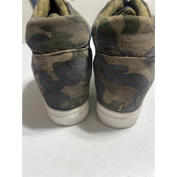 Blondo Waterproof Camo Booties Size 8 - Picture 3 of 7